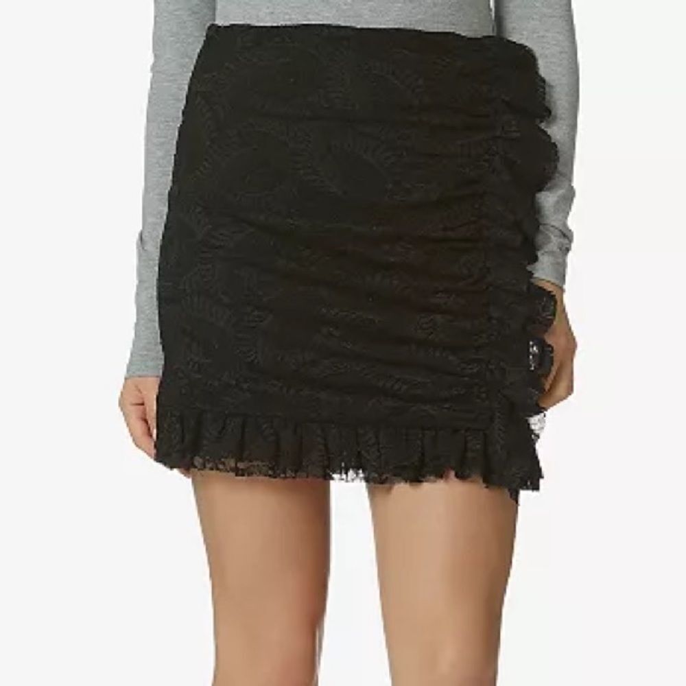 ✨ Avec Les Filles
Lace-Overlay Mini Skirt✨